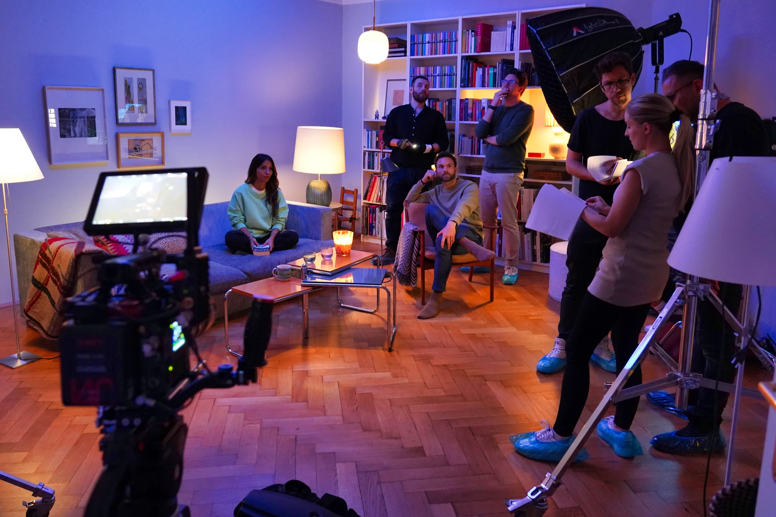 Bittersweet-Brands-Team beim Dreh im Wohnzimmer-Set