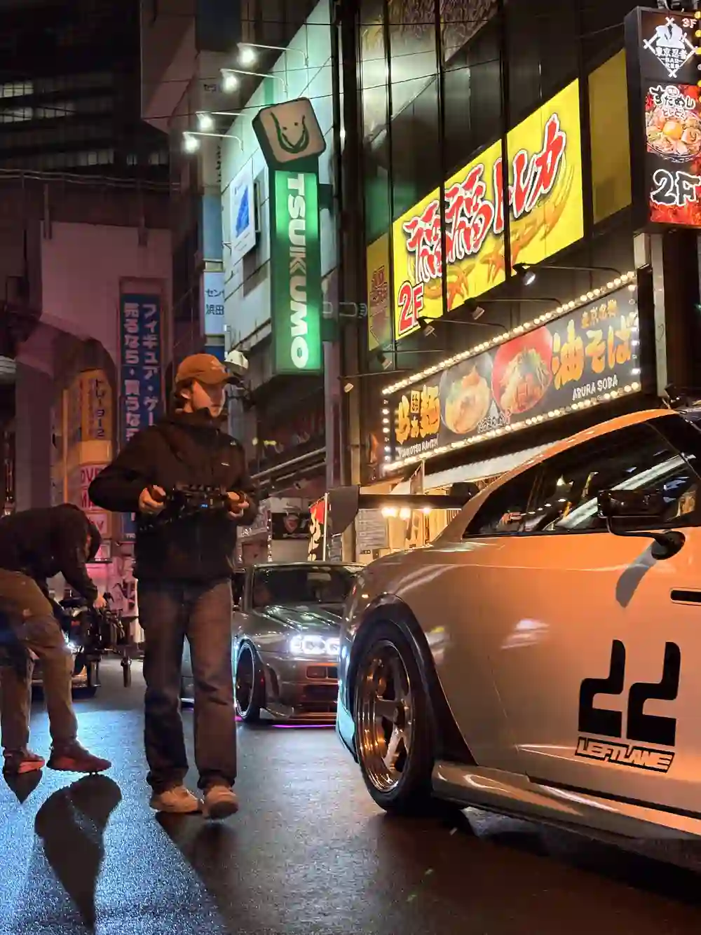 Nachtdreh mit Sportwagen in Tokio