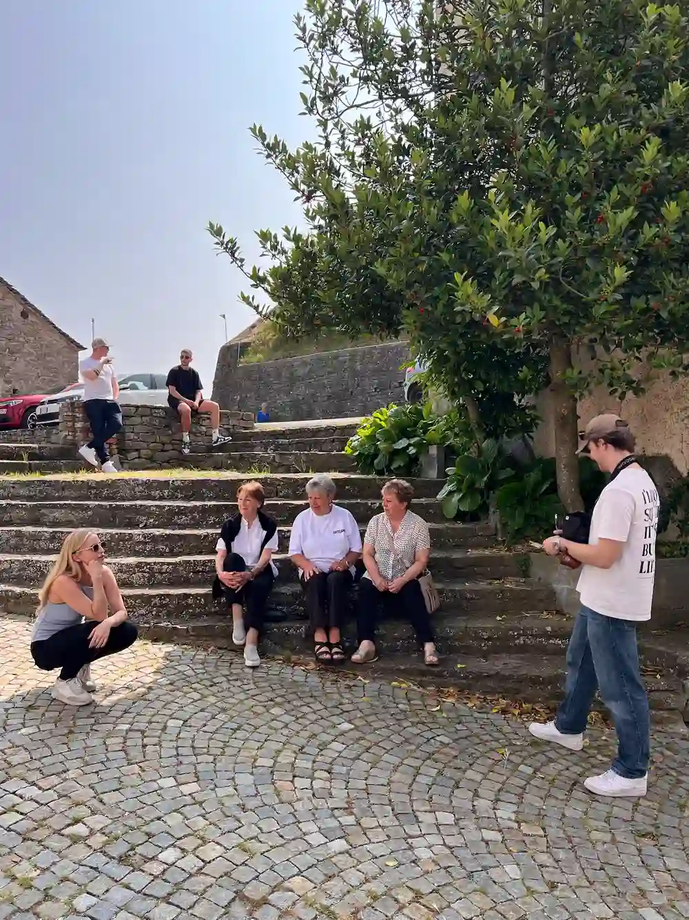 Team beim Aussendreh auf einer Treppe