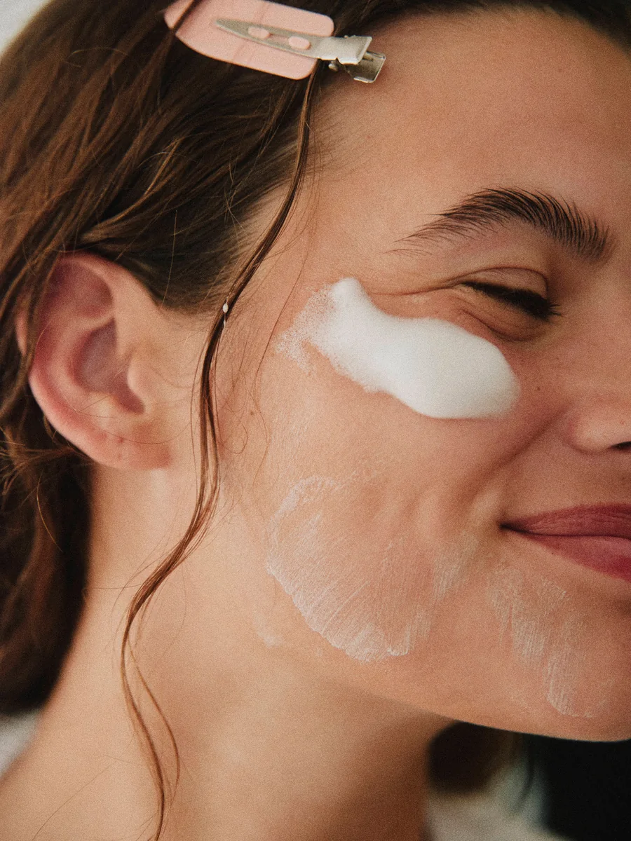 Nahaufnahme einer Person, die Gesichtspflege aufträgt – Still aus einer Bittersweet-Brands-Produktion.